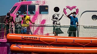 SOS από πλοίο του Banksy