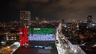 العلم الإماراتي على مبنى بلدية تل أبيب 