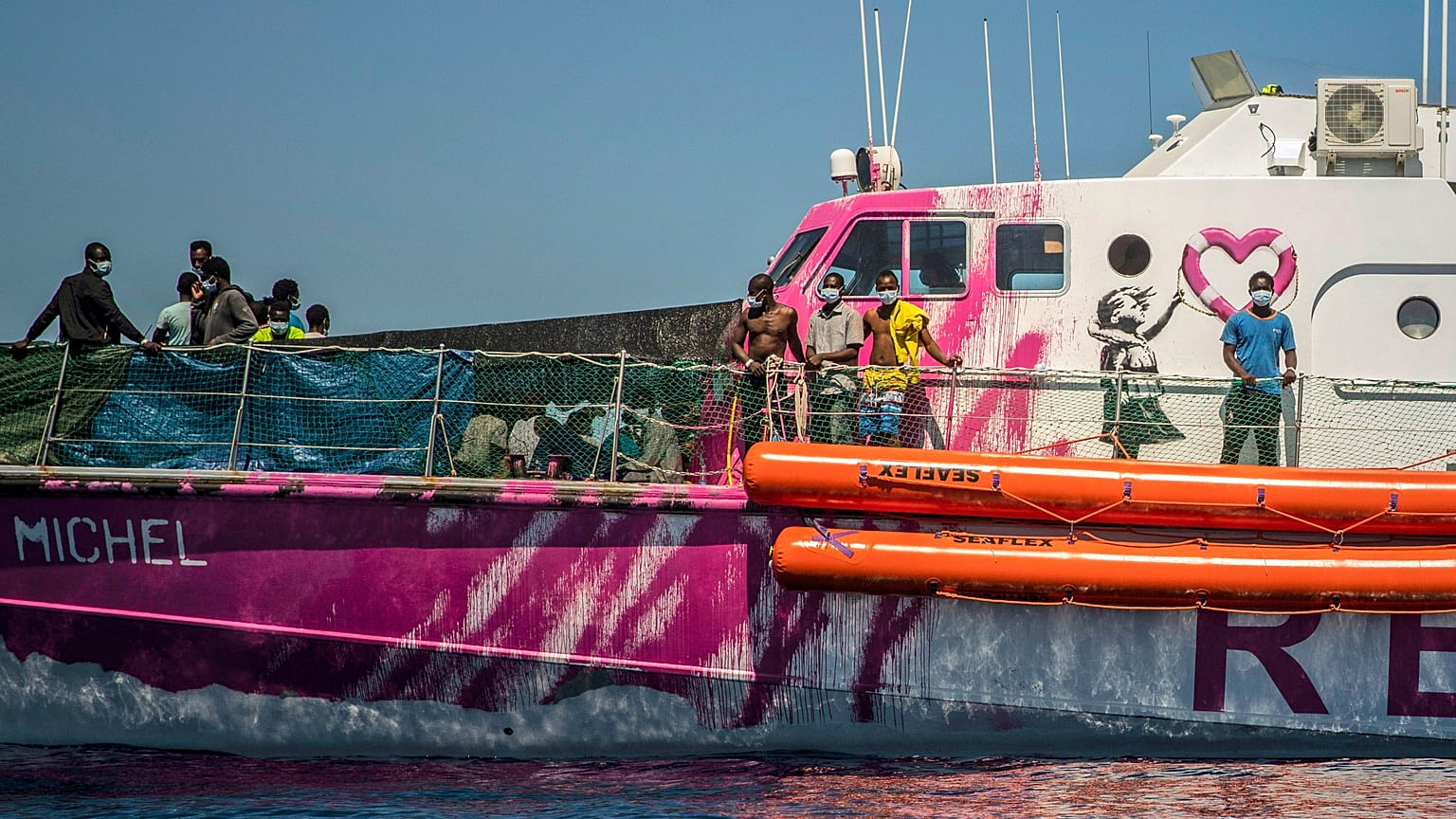 Banksy'nin satın aldığı kurtarma gemisi 219 mülteci ile yardım bekliyor.