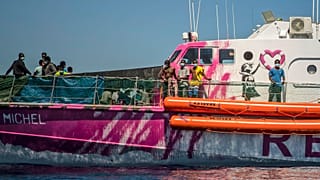 Banksy'nin satın aldığı kurtarma gemisi 219 mülteci ile yardım bekliyor.
