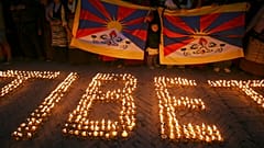Tibet'in bağımsızlığı için mücadele eden sürgündeki aktivistler, mumlarla Tibet yazdı. // Nepal (arşiv)