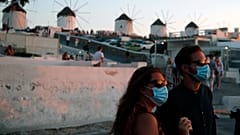 Τουρίστες με μάσκες στη Μύκονο