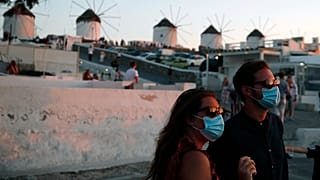 Τουρίστες με μάσκες στη Μύκονο