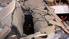 Az épület romjai a katasztrófa után