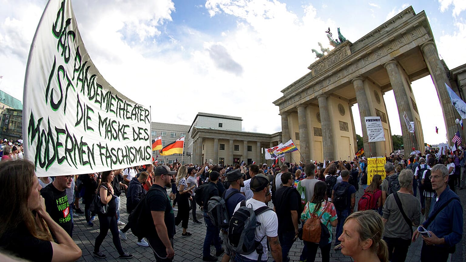 Maskengegner demonstrieren in europäischen Städten
