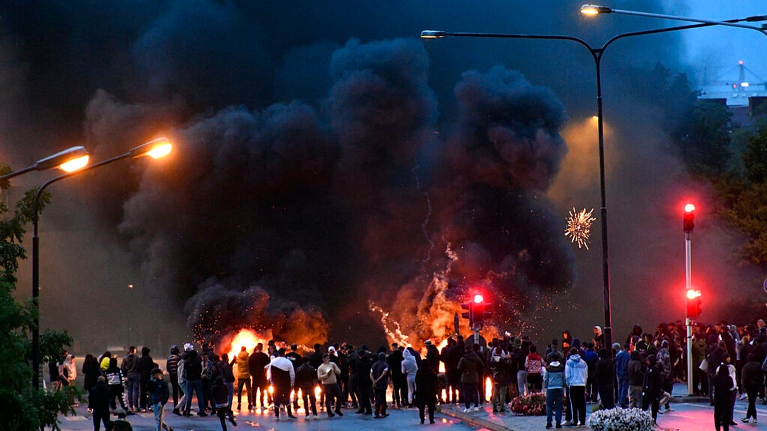 Szélsőségesek a Koránt égetik a svédországi Malmőben, 2020. augusztus 28.