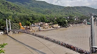 Bİr Fransız kadın, Hindistan'da kutsal kabul edilen Laxman Jhula köprüsünde çıplak video çektiği için 3 yıl hapis cezası ile yargılanacak.