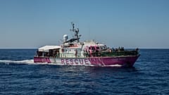 "Sea-Watch 4" übernimmt Migranten von überfülltem Banksy-Schiff
