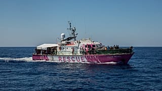 Мигрантов в "Луизы Мишель" доставили на Лампедузу