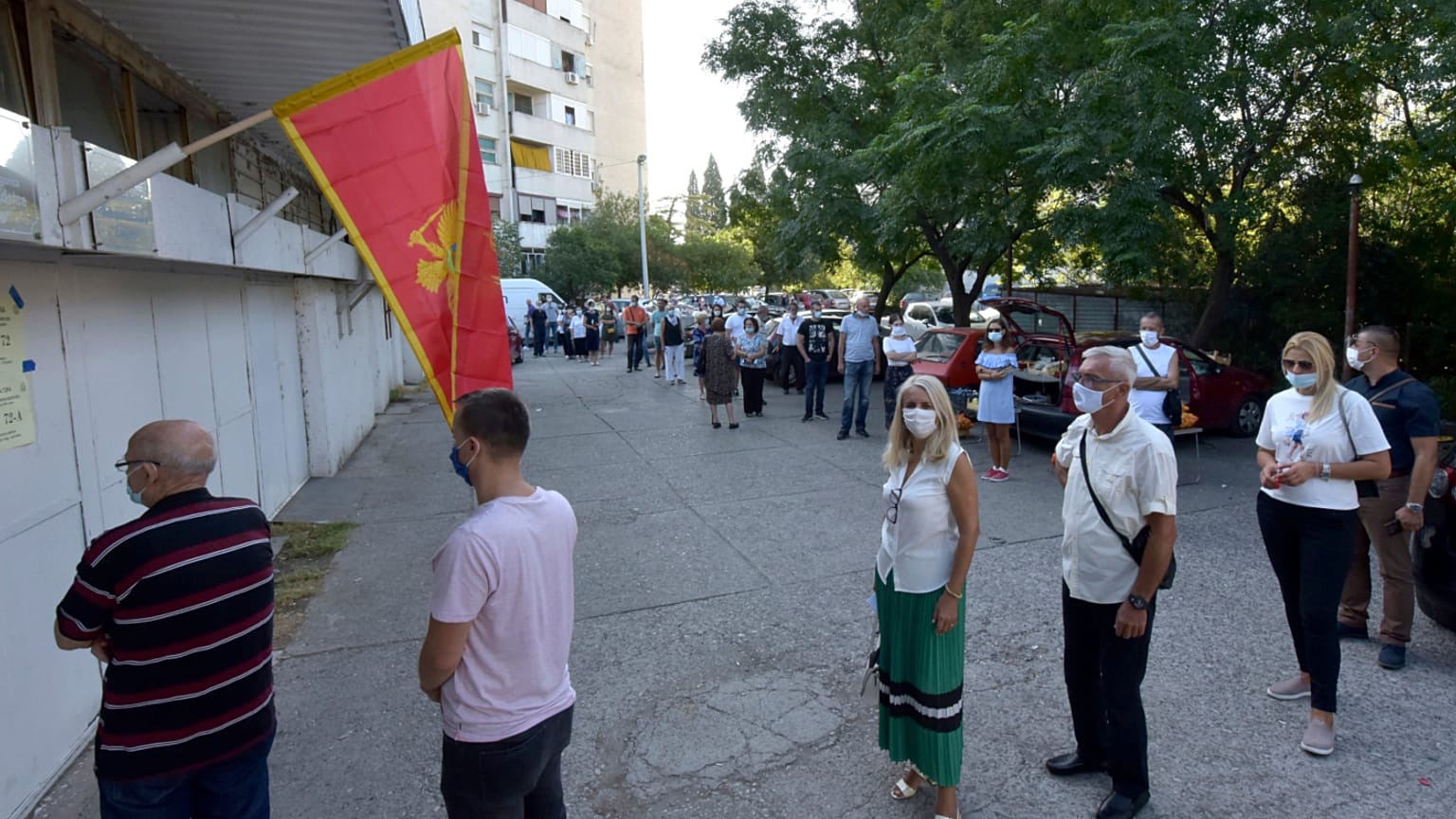 Πολίτες ψηφίζουν στο Μαυροβούνιο