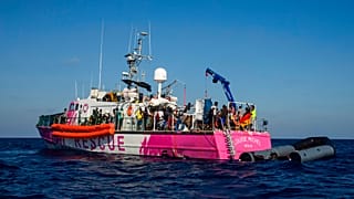 Banksy'nin sağladığı mali kaynakla Akdeniz’de göçmenleri kurtaran "Louise Michel" isimli tekneden alınan çoğu kadın ve çocuk 49 göçmen Lampedusa'ya nakledildi