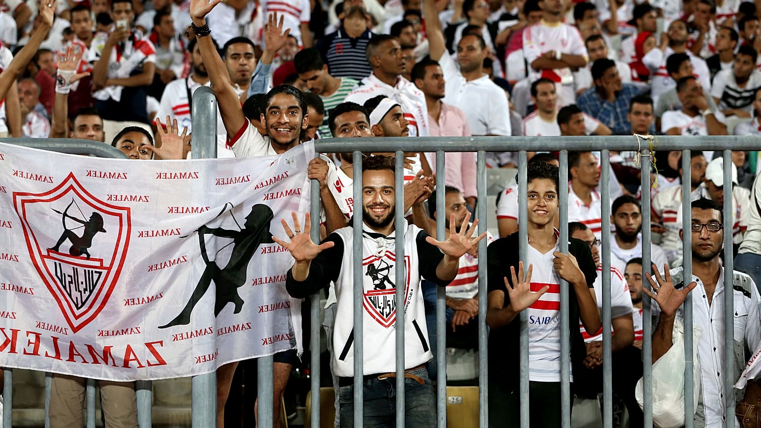 مشجعون لنادي الزمالك المصري في صورة من الأرشيف 