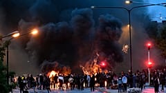 Des contre-manifestants brûlent des pneus et des palettes après que des manifestants d'extrême-droite ont brûlé des pages du Coran à Malmö en Suède, le 29 août 2020