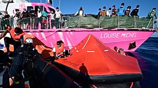Les migrants secourus par le "Louise Michel" évacués