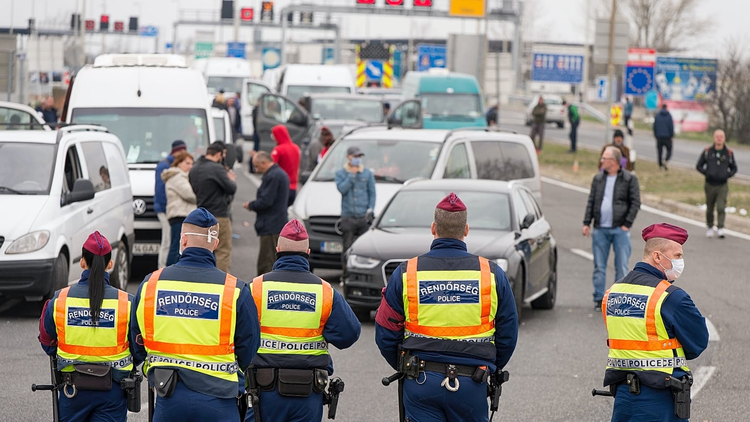 Csaknem 20 kilométeres torlódás Hegyeshalomnál a járvány első hullámának kezdetén, 2020 márciusában
