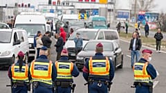 Csaknem 20 kilométeres torlódás Hegyeshalomnál a járvány első hullámának kezdetén, 2020 márciusában