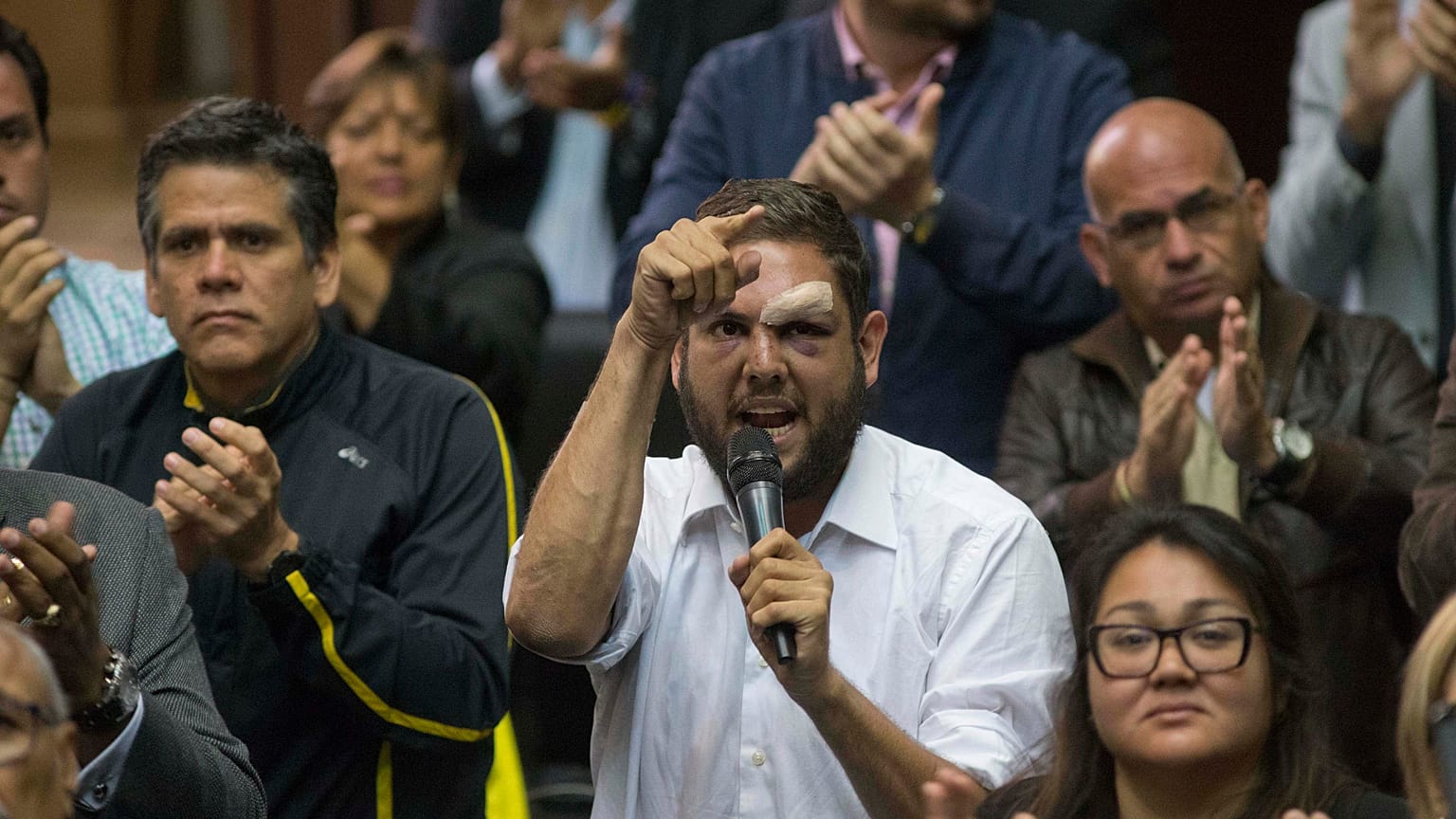 El diputado opositor Juan Requesens fue puesto en arresto domiciliario después de haber pasado más de dos años en la cárcel. La medida podría ser un gesto de Nicolás Maduro.