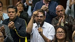 El diputado opositor Juan Requesens fue puesto en arresto domiciliario después de haber pasado más de dos años en la cárcel. La medida podría ser un gesto de Nicolás Maduro.