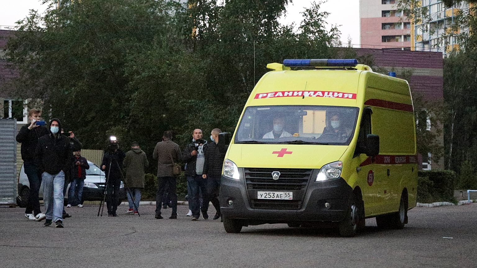 Транспортировка Алексея Навального из омской больницы скорой помощи