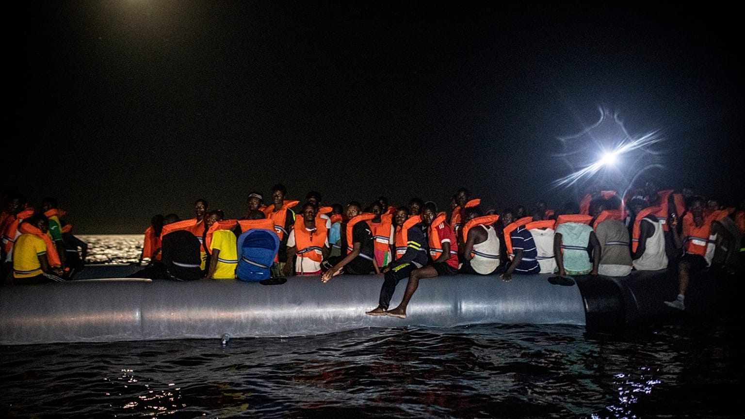 Migrantes recebidos com protestos em Lampedusa