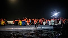 Lampedusa pide ayuda a Roma tras la llegada a sus puertos de un nuevo barco con 370 migrantes