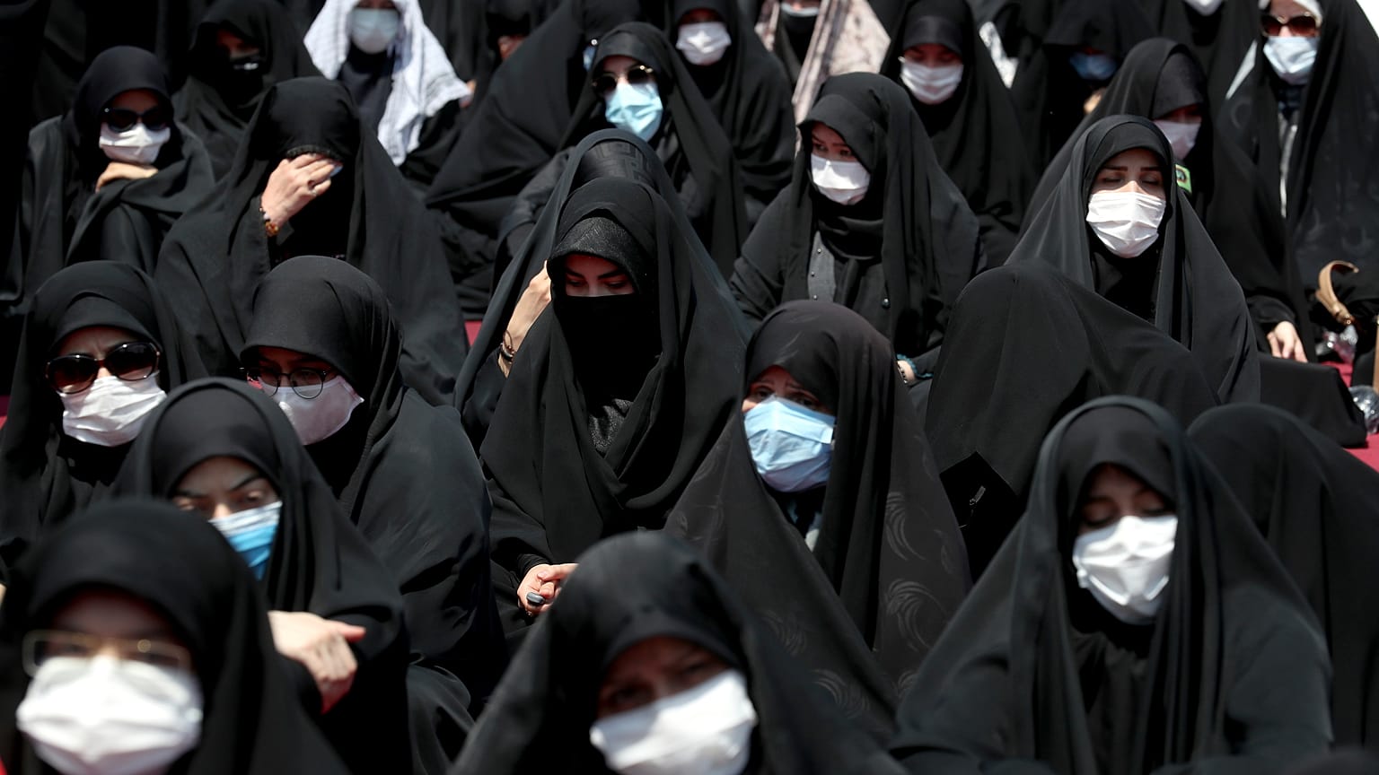 نساء يرتدين كمامات خلال حفل سنوي لإحياء ذكرى عاشوراء في شمال طهران، إيران.
