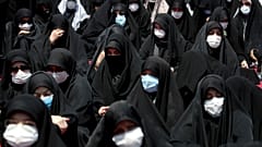İran'da Aşura etkinlikleri Covid-19 tedbirleri gölgesinde düzenlendi. Katılımcılar maske taktı