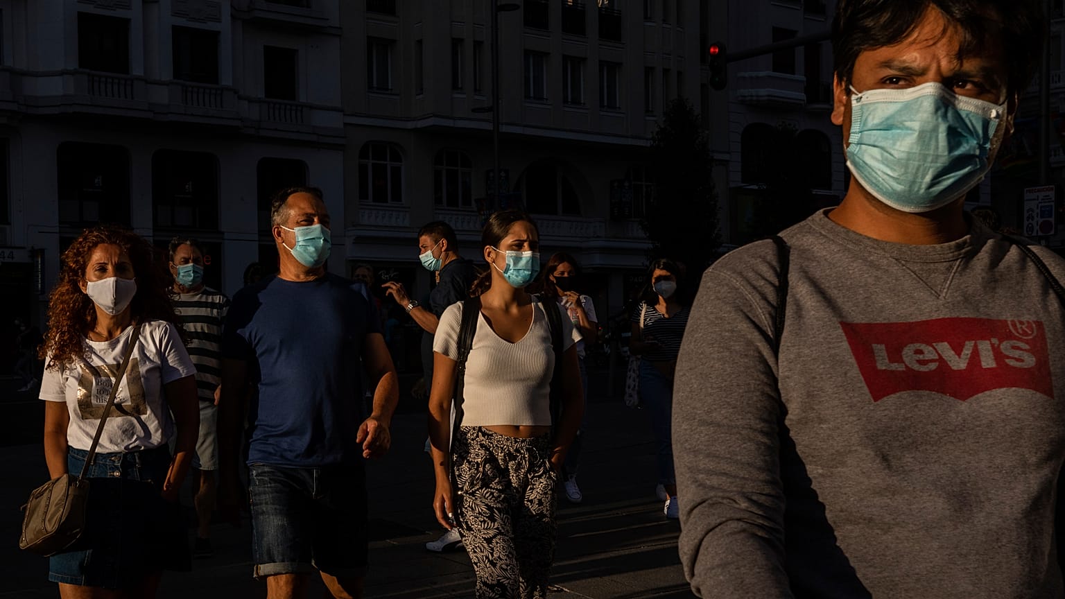 Los países europeos se enfrentan a la segunda ola del coronavirus durante el regreso a clase. El mundo lucha contra el virus que se ha cobrado la vida de 800.000 personas.
