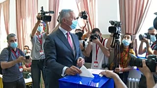 Législatives au Monténégro : le parti au pouvoir l'emporte mais est menacé