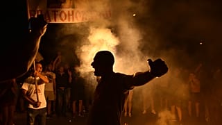 Celebraciones de los partidarios de los grupos de oposición después del cierre de las urnas en las elecciones parlamentarias de Montenegro en Podgorica, Montenegro.