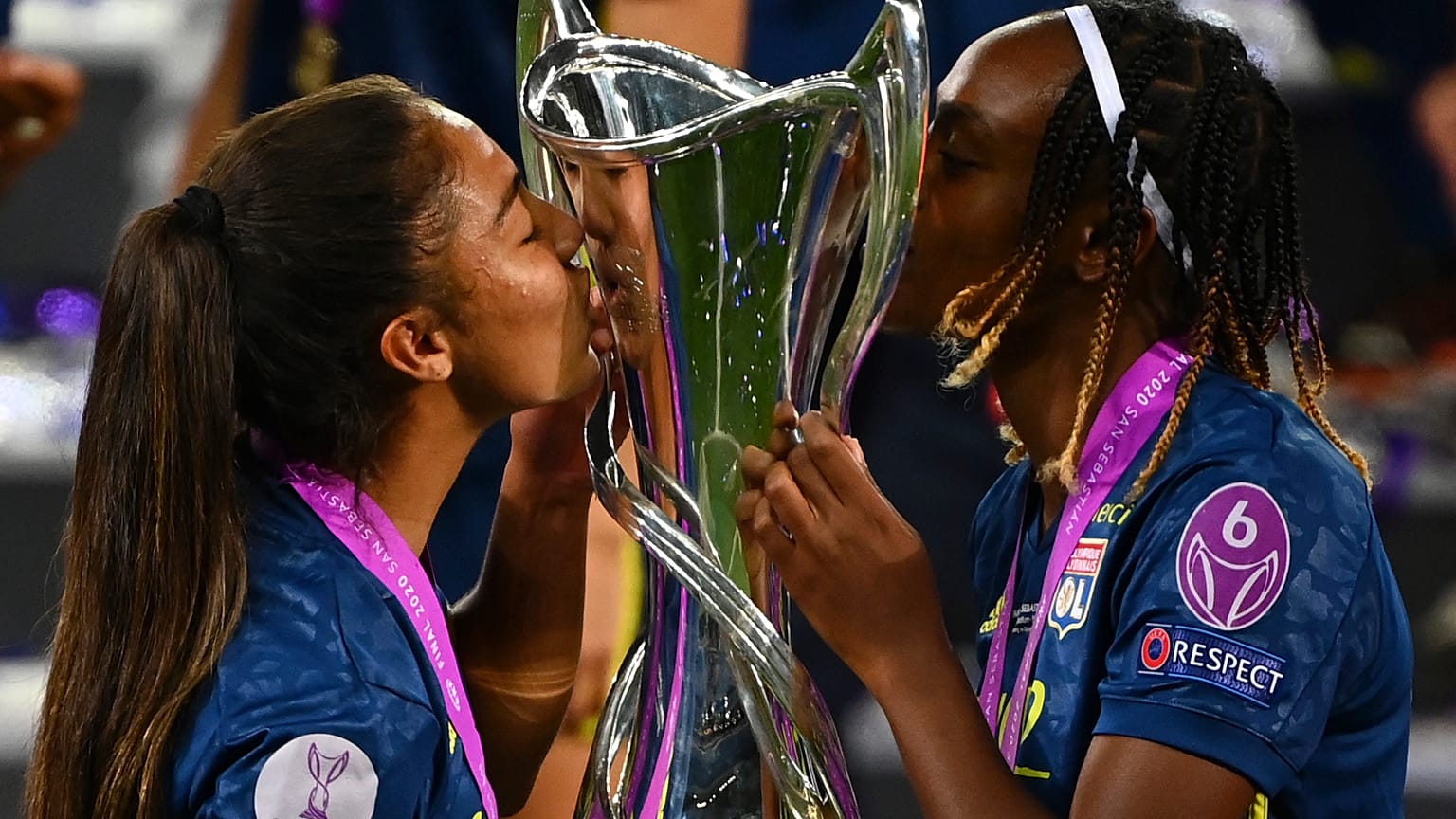 Las jugadoras del Lyon posan con el trofeo después de ganar la final de la Liga de Campeones Femenina en el estadio Anoeta de San Sebastián, España.