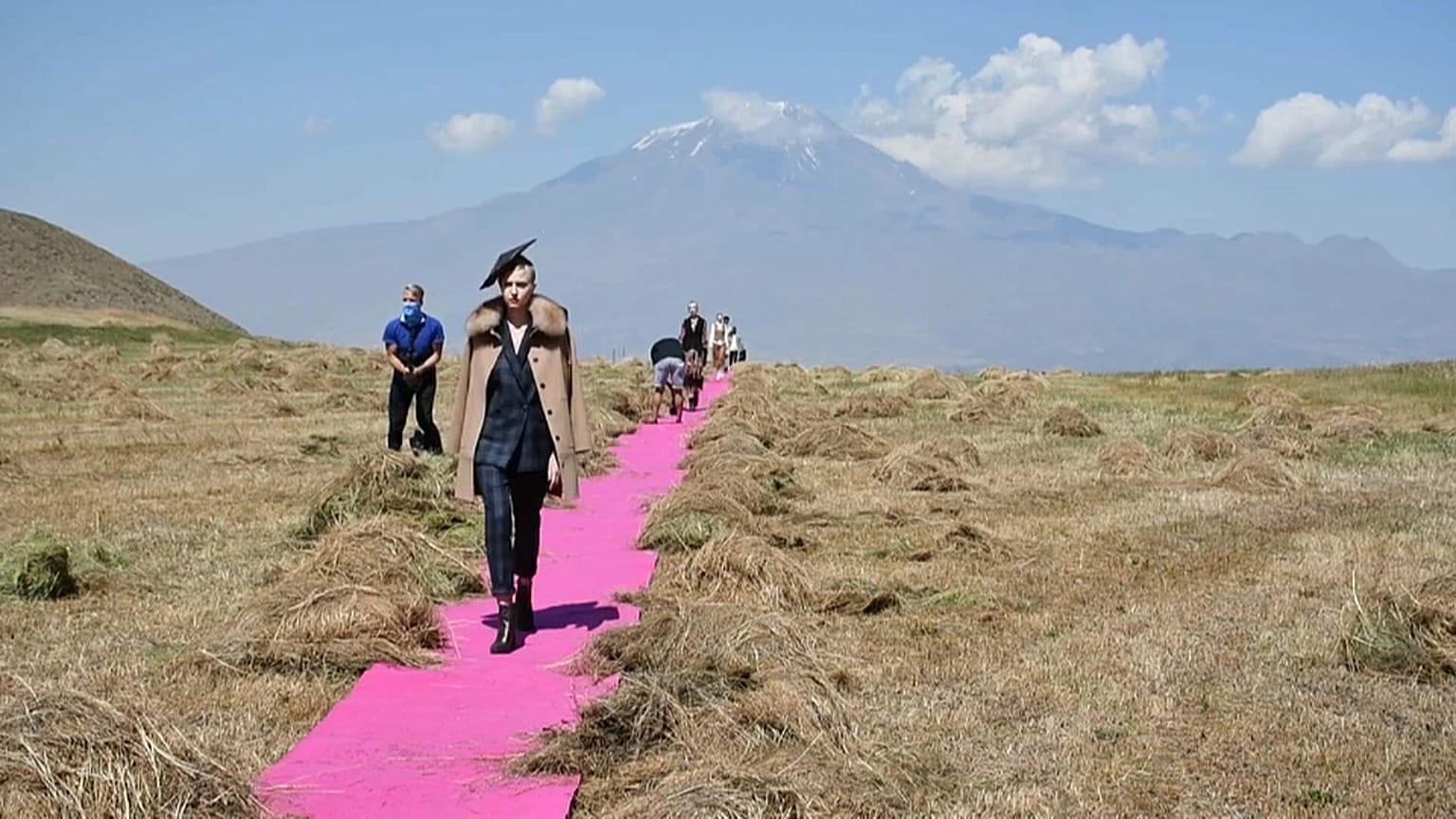 Ağrı Dağı'nda moda defilesi 