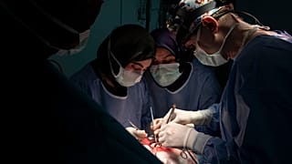 إجراء عملية جراحية على القلب المفتوح