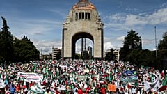 Manifestantes exigen la renuncia del Presidente Andrés Manuel López Obrador en la Plaza de la República de la Ciudad de México, el 30 de agosto de 2020. 