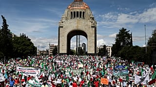 Manifestantes exigen la renuncia del Presidente Andrés Manuel López Obrador en la Plaza de la República de la Ciudad de México, el 30 de agosto de 2020.