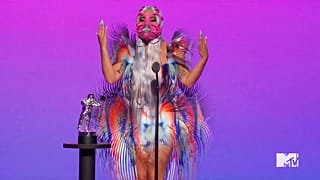 Uno de los modelos con los que la cantante Lady Gaga recogió los múltiples premios recibidos. 