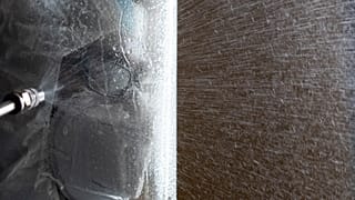 Immagine d'archivio - Un dottore in Venezuela disinfettato da un collega dopo un controllo su un asintomatico in un hotel di quarantena a Caracas