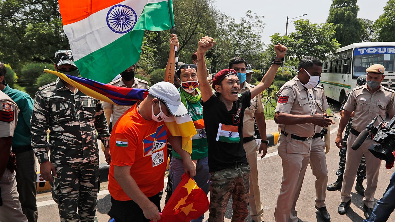 Un gruppo di tibetani in esilio grida slogan contro il governo cinese fuori dall'ambasciata cinese a Nuova Delhi, India, l'11 luglio 2020