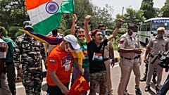Un gruppo di tibetani in esilio grida slogan contro il governo cinese fuori dall'ambasciata cinese a Nuova Delhi, India, l'11 luglio 2020