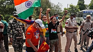 Un gruppo di tibetani in esilio grida slogan contro il governo cinese fuori dall'ambasciata cinese a Nuova Delhi, India, l'11 luglio 2020