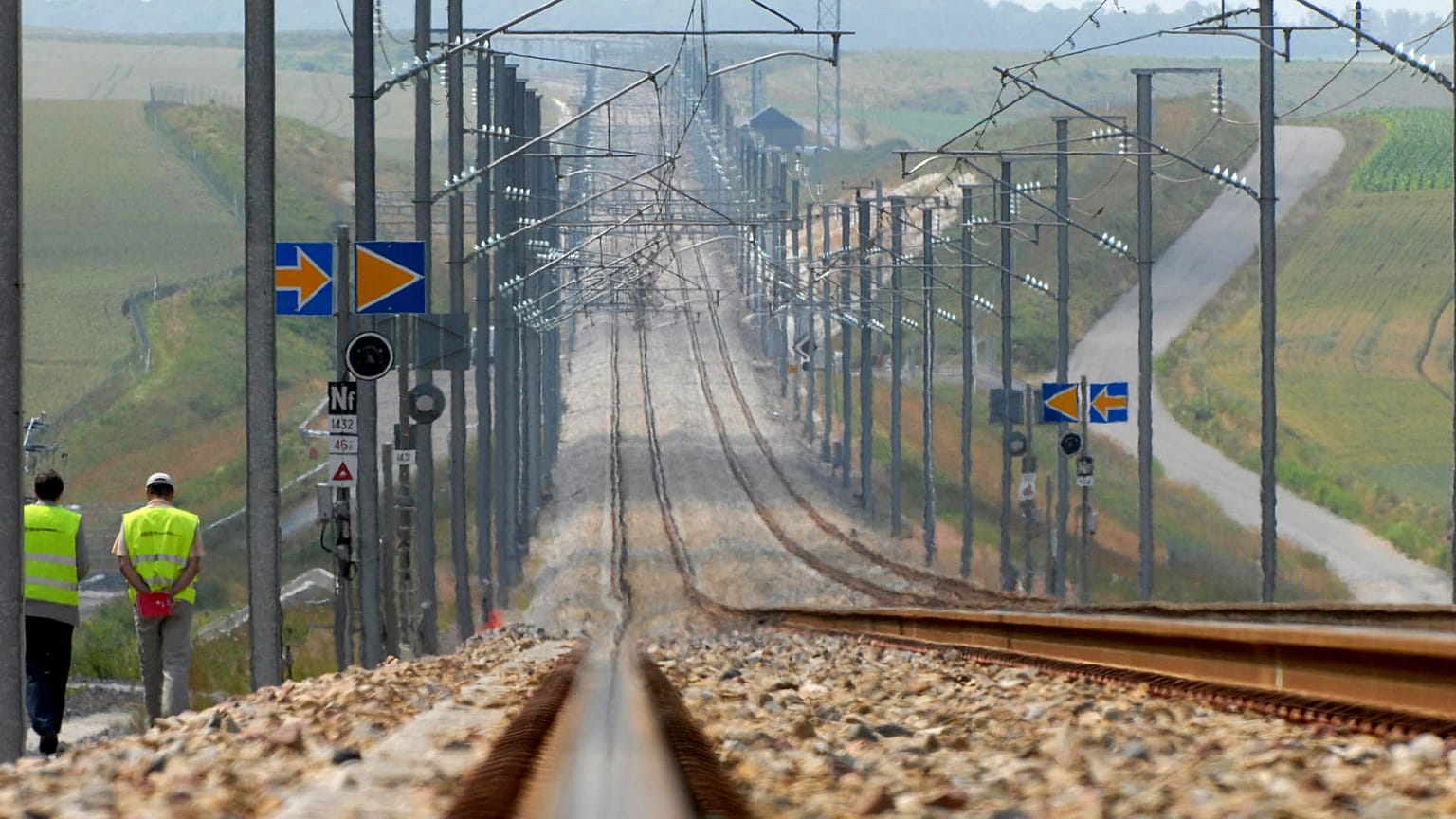 Fransa'nın başkenti Paris yakınlarındaki hızlı tren hattında yürüyen çalışanlar (arşiv) 