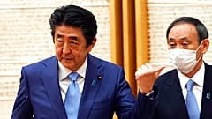 Japonya Başbakanı Şinzo Abe ile iktidar partisi Genel Sekreteri  Yoshihide Suga