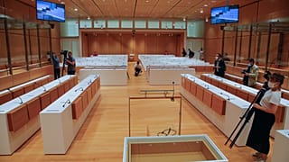 Mise en place de caméras dans la salle d'audiences de la Cour d'assises spéciale de Paris, le 27 août 2020