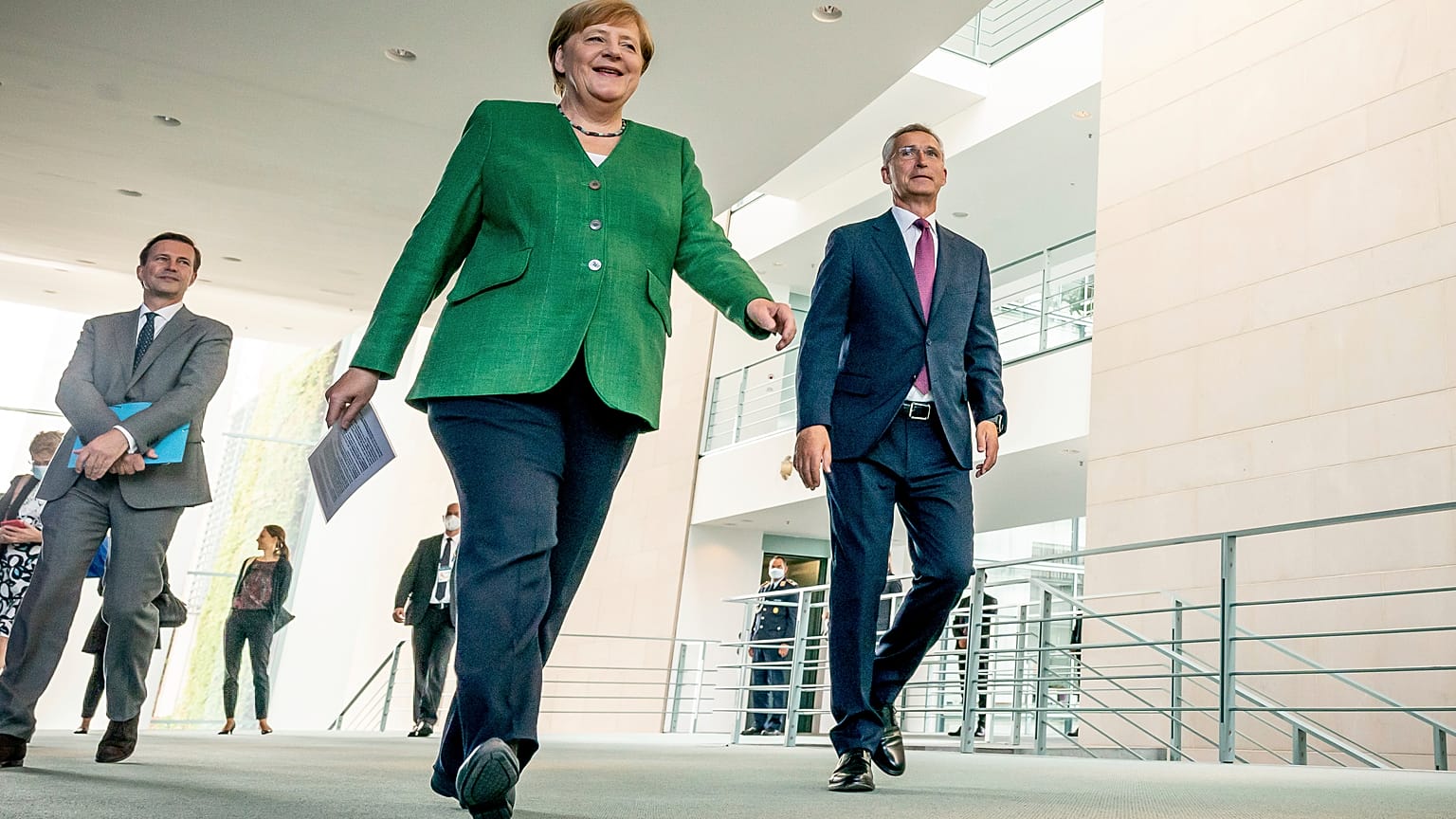 Angela Merkel e Jens Stoltenberg: i peggiori "nemici" di Putin sul caso-Navalny. 