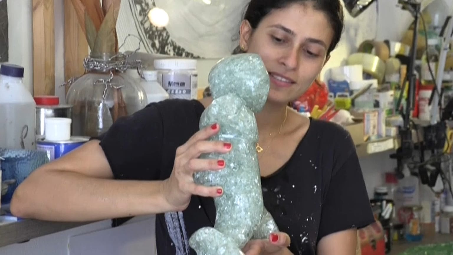 سارة أبو مراد وتمثالها الزجاجي المصنوع من حطام انفجار مرفأ بيروت 