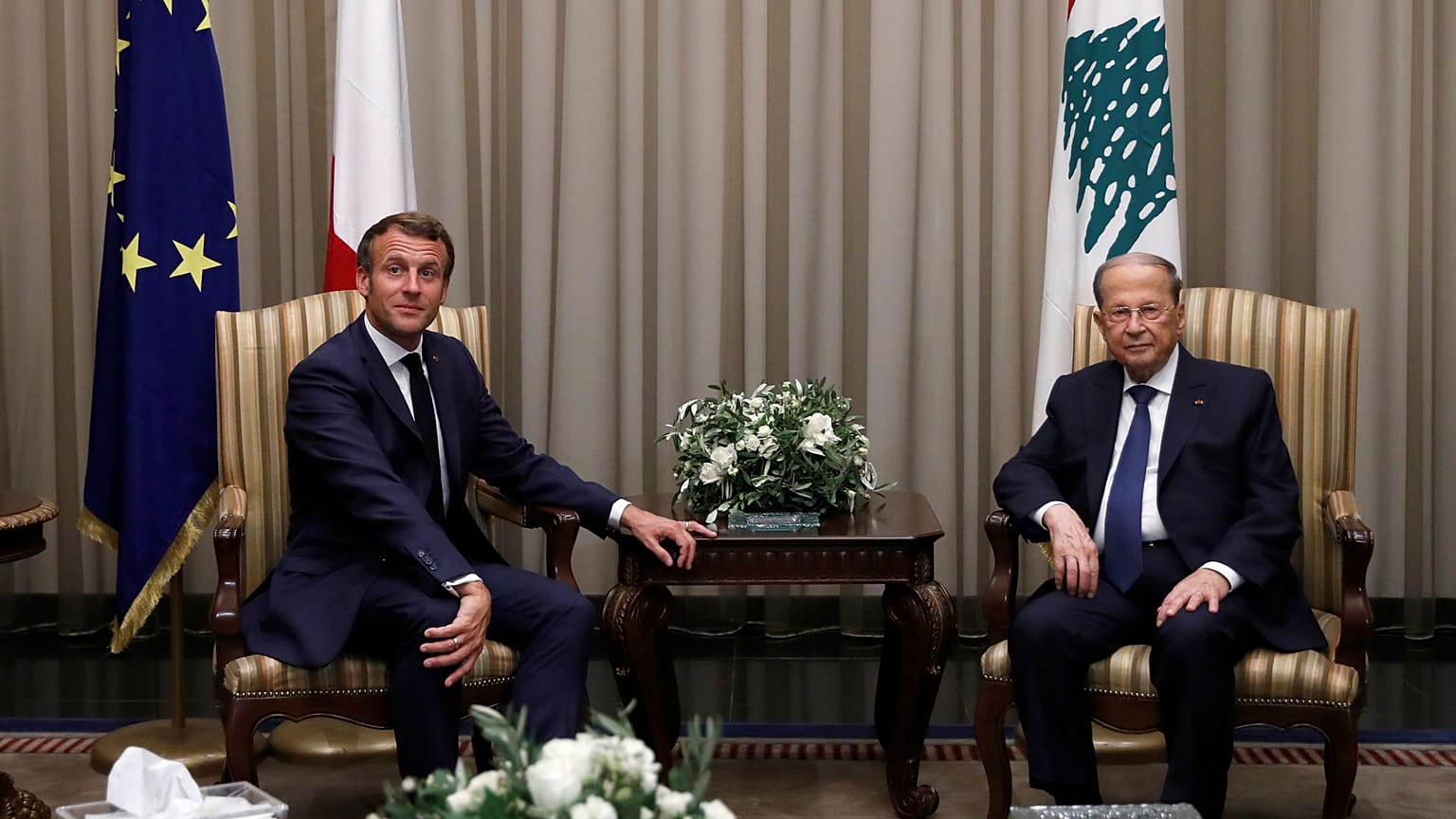  Fransa Cumhurbaşkanı Emmanuel Macron Beyrut havalimanında Lübnan Devlet Başkanı Michel Aoun tarafından karşılandı