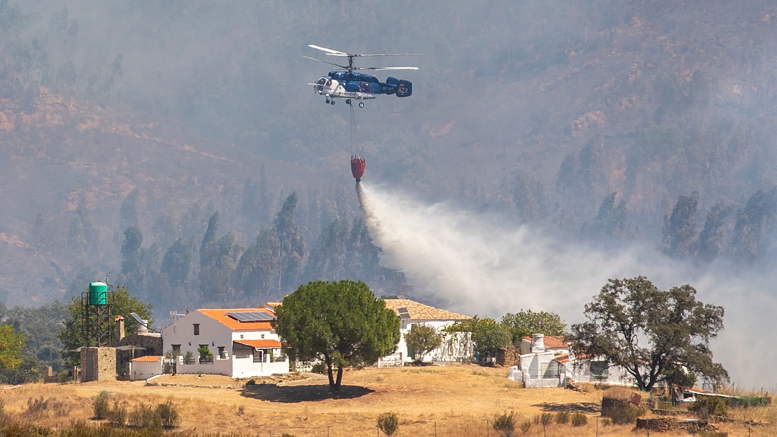 El incendio forestal comenzó en Almonaster la Real en Huelva. Foto tomada el 29 de agosto de 2020. 