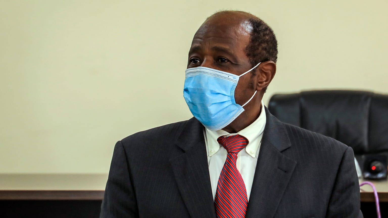 Paul Rusesabagina a ruandai rendőrségen, Kigali, 2020. aug. 31.