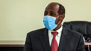 Paul Rusesabagina a ruandai rendőrségen, Kigali, 2020. aug. 31.