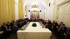الأمينة العامة لجهاز العمل الخارجي في الاتحاد الأوروبي هيلغا شميد مع نائب وزير الخارجية الإيراني عباس عراقجي خلال اجتماع ثنائي في فيينا/ 2020/02/26